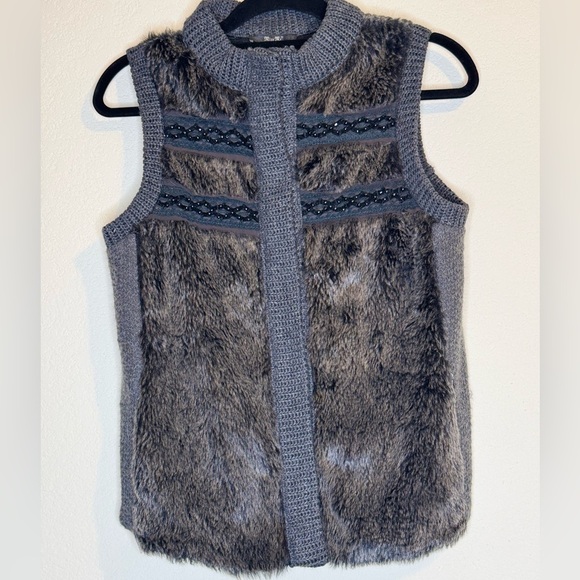 Miss Me Faux Fur Dark Angel Vest - Picture 4 of 10